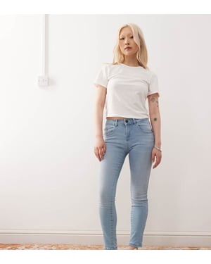 Noisy May Petite Jen push up jeans i ljusblå tvätt