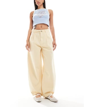 ASOS DESIGN lätt barrel-jeans med bälte i mjuk gul