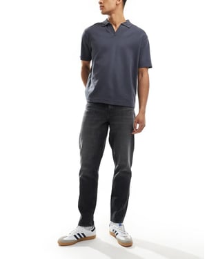 ASOS DESIGN tapered fit jeans i tvättad svart