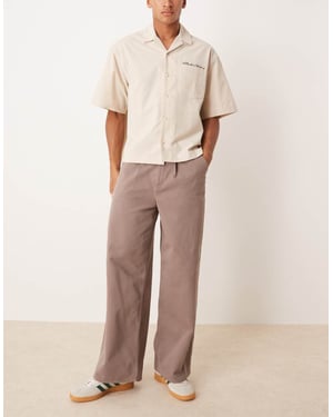 ASOS DESIGN lös plisserad byxa i brun