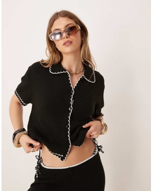 ASOS DESIGN stickad strandkoordinations topp med kontrasterande scallop-söm i svart