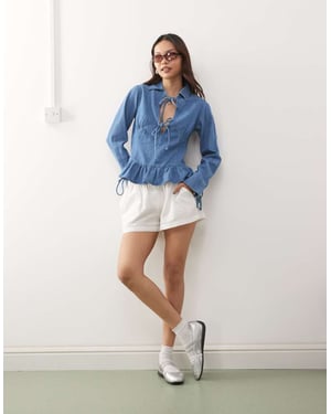 Återvunnen vintage långärmad denimblus med knyt fram och peplumslut i medelblått