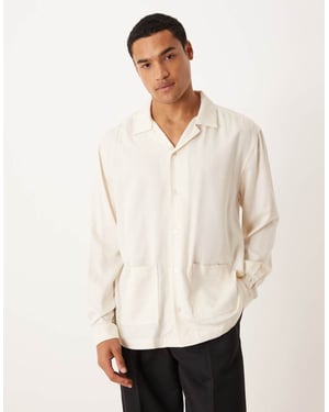ASOS DESIGN avslappnad skjorta med krage och fickor i krämfärg