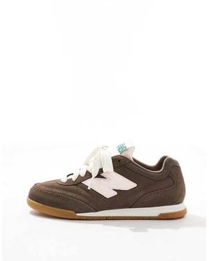 New Balance RC42-skor i brunt och rosa med gummisula