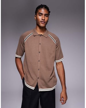 ASOS DESIGN avslappnad stickad polotröja med knappar i brunt med kontrasterande kanter