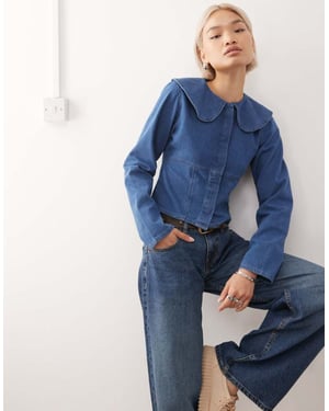 Återvunnet vintage denim blus med peter pan-krage och långa ärmar i mellanblå tvätt