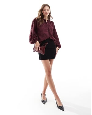 & Other Stories blus med blommig broderi i vinröd