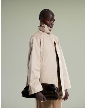 & Other Stories kort trenchjacka med remkrage i beige