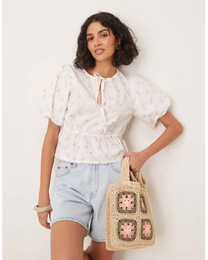 Gina Tricot blus med puffärmar och knytning i fronten i ditsyblommig print