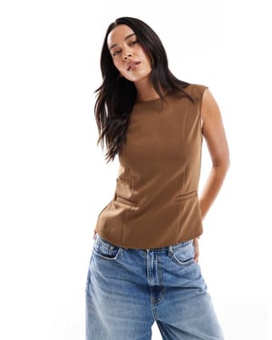 ASOS DESIGN topp med insydd söm och fickdetaljer i mocha