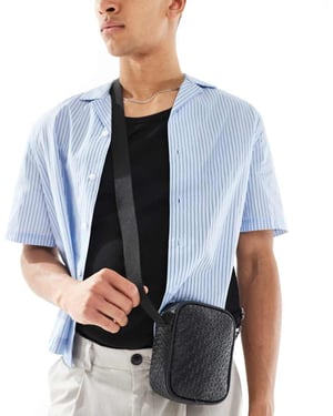 ASOS DESIGN faux läder präglad axelväska i svart