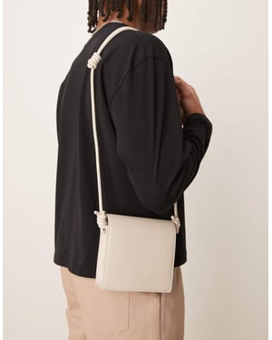 ASOS DESIGN faux läder crossbody-väska med remdetalj i ecru