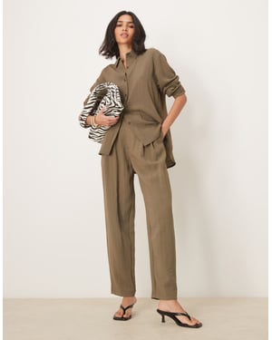 ASOS DESIGN byxa med detaljer vid midjan och tapered passform i khaki