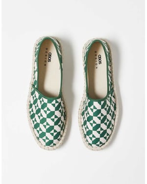 ASOS DESIGN slip-on espadrillos i grön geometrisk tryck