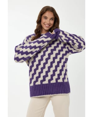 Zigzag Patterned Crew Neck Sweater