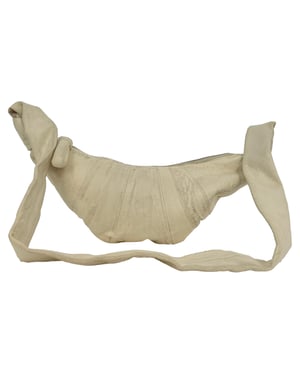 Lemaire Small Croissant Crossbodytas in crèmekleurig lamsleer