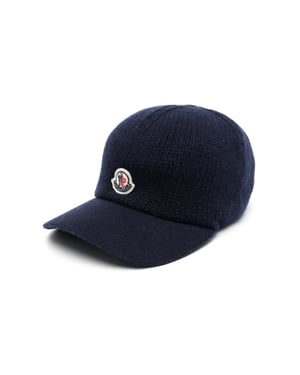 Stickad basebollkeps i virkull med logotyp