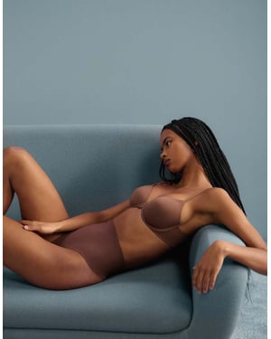 Calvin Klein Shapewear skulpterad stay-put mesh tanga i brunt