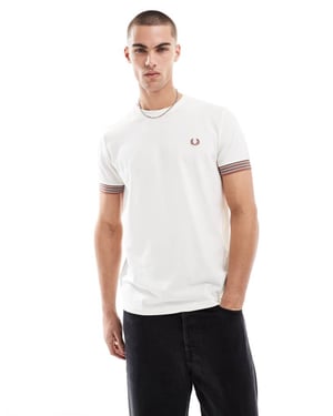 Fred Perry avslappnad t-shirt i ljusbeige med randig ärmslut