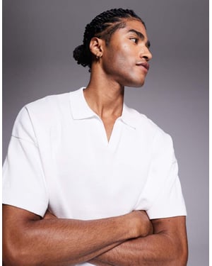 ASOS DESIGN avslappnad stickad mellantjock bomulls polo med urkavlad hals i vitt