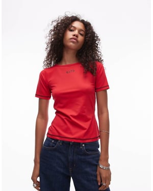 Resume fitted 90s tee in red with black front logo