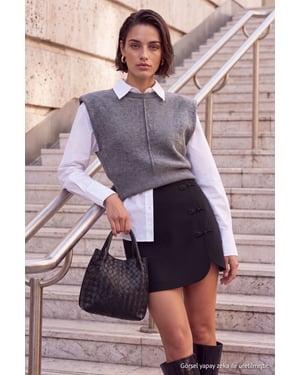 TRENDYOLMİLLA Dam Svart Enfärgad Byxkjol Normal midja Shorts Bermudashorts