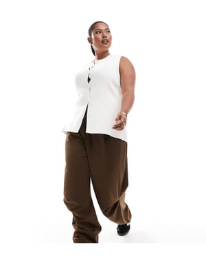 ASOS DESIGN Curve tailored wide leg trousers with knee pleat detail in mocha