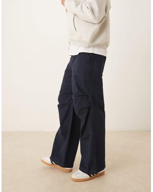 ASOS DESIGN lösa byxor med knäveck i marinblå