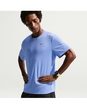 Nike T-shirt för män med Miler-motiv och Swoosh samt reflekterande detaljer (Ljusblå)