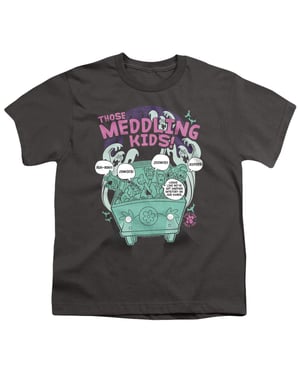Scooby Doo T-shirt met de tekst: ‘Kinderen die zich overal mee bemoeien sinds 1969’ (Houtskool)