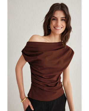 TRENDYOLMİLLA Dames Bruin Effen Kort Regular fit Blouses