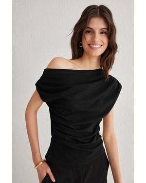 TRENDYOLMİLLA Dames Zwart Effen Kort Regular fit Blouses