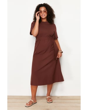 Trendyol Curve Dames Bruin Effen Midi Kort Casual A-lijn Grote maten Jurk