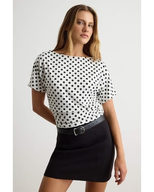 TRENDYOLMİLLA Dames Ecru Stippen Kort Getailleerd Blouses