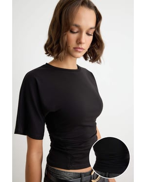 TRENDYOLMİLLA Dames Zwart Effen Kort Regular fit T-shirts