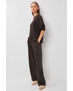 Tweedelige set met wijde broek en blouse met ronde hals