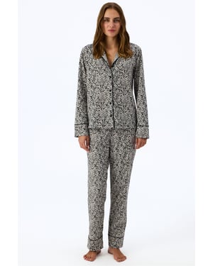 Penti Noir Garden pyjamaset med leopardmönster, långärmad skjorta och byxor