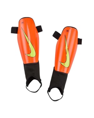 Nike Unisex-skenbensskydd för vuxna med Charge Swoosh-motiv (Orange/Svart)