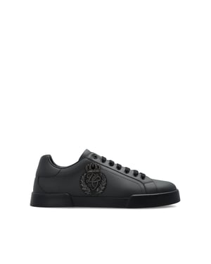 Sports shoes with logo
