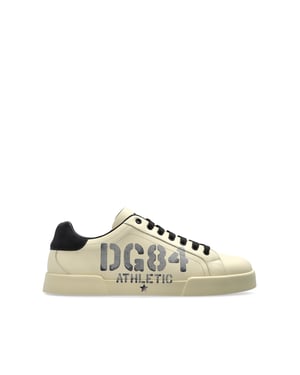 Sports shoes with logo