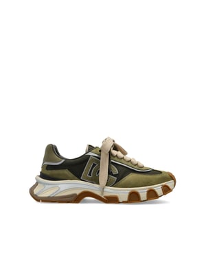 Sports shoes with logo