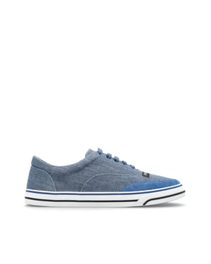 Sports shoes with logo patch