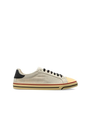 Sports shoes with logo