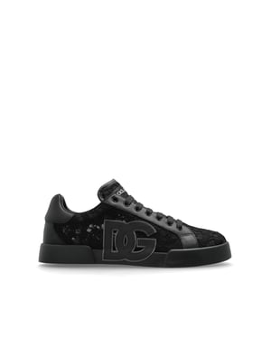Sports shoes with lace insert