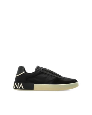Sports shoes with logo