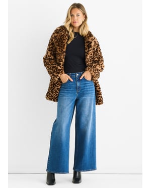 Jacka med fuskpäls i leopardmönster