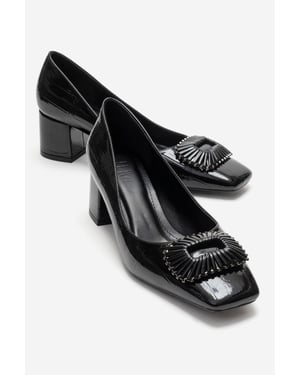 Velora Gesp Vierkante Neus Blokhak Pump (Dames)