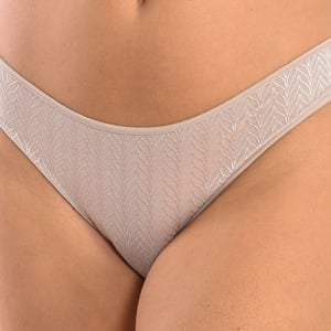 Bikiniunderdel i mikrotyll med fiskbensmönster för dam, modell 3095. Elegant, mjuk och med perfekt passform.
