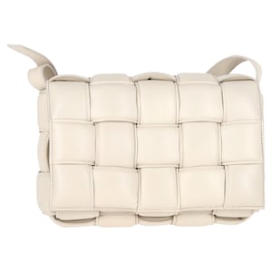 Bottega Veneta Gevoerde Cassette Tas in Witte Lamleer