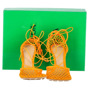 Bottega Veneta Rekbare Vetersandalen in Oranje Leer